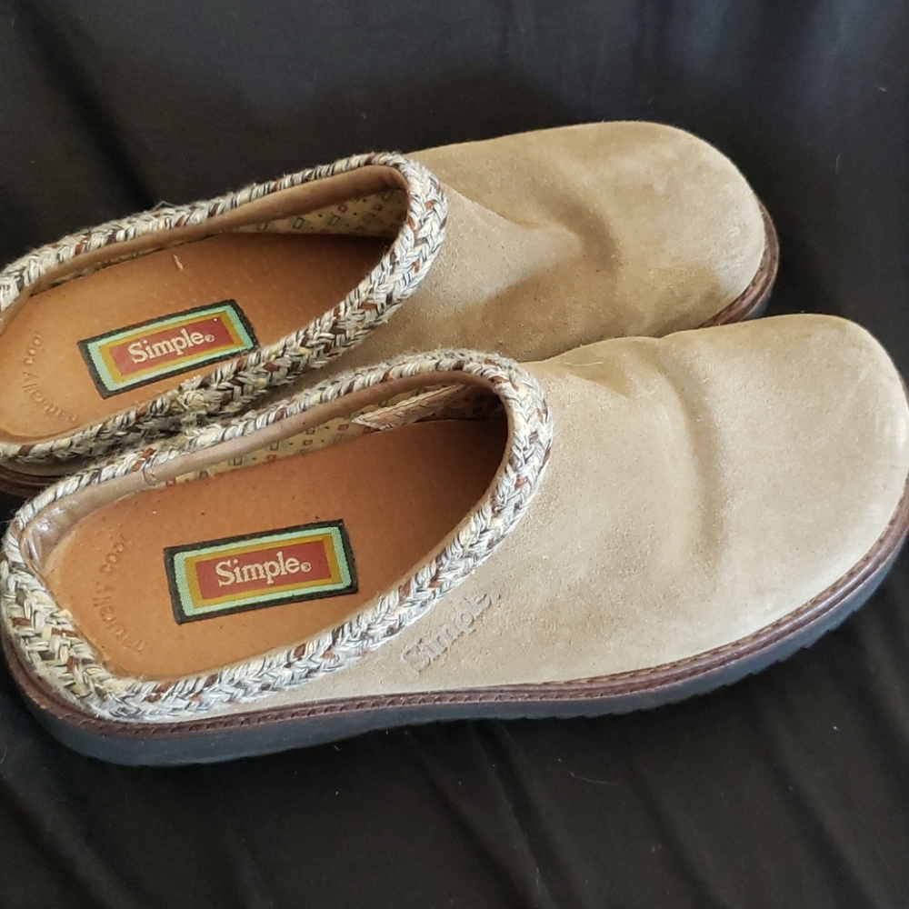 Simple brand leather clogs with braided detail